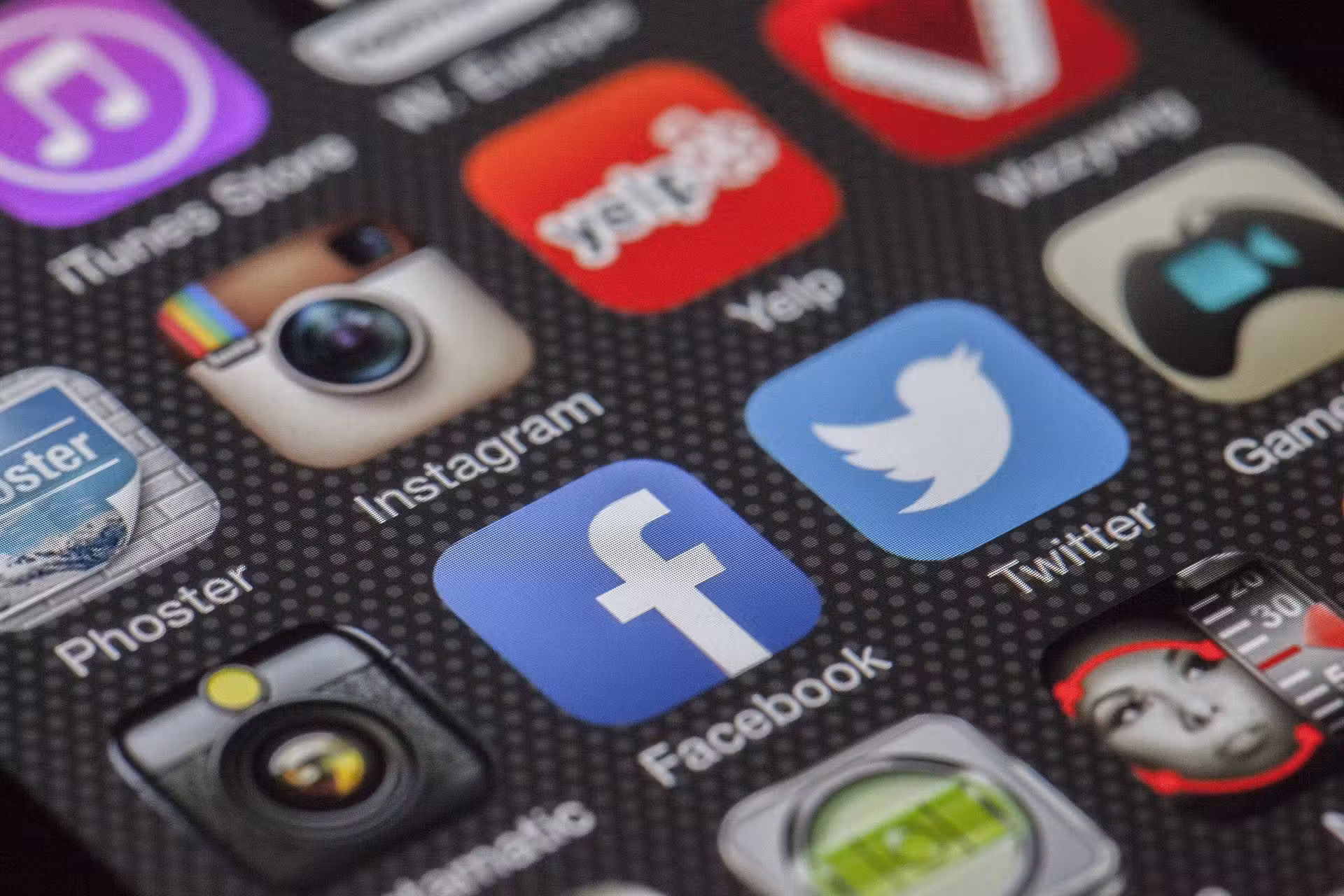 Immagine articolo Social Media Marketer: chi è e come fa crescere la tua azienda?